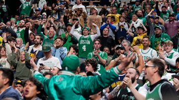 Los fanáticos de Celtics se fueron a las manos tras la derrota ante Mavericks.
