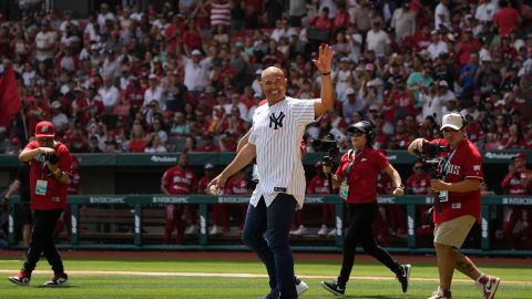 Mariano Rivera hace el lanzamiento inicial durante la serie de New York Yankees ante Diablos Rojos de México.