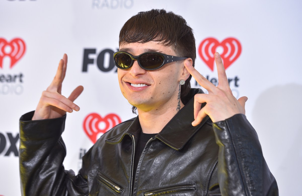 Peso Pluma informa que se sometió a una cirugía por la fractura que tuvo en un concierto