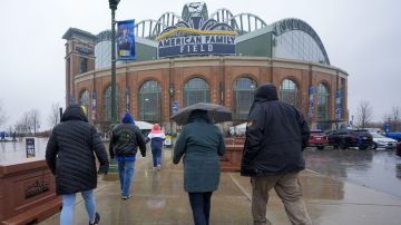 Fans caminando frente al American Family Field en Milwaukee. Photo/Morry Gash.