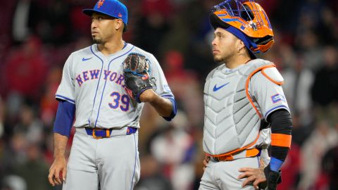 Edwin Díaz (L) y Francisco Álvarez durante un encuentro ante Cincinnati Reds.