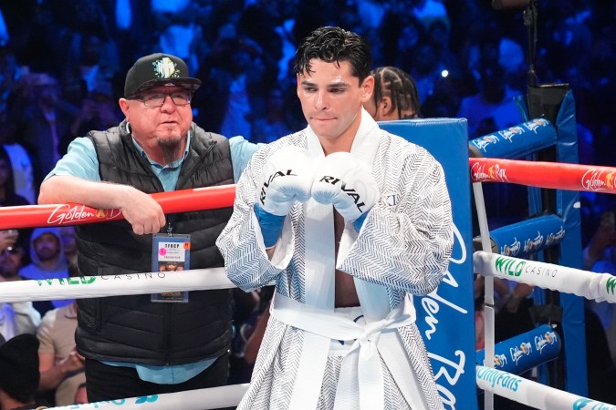Ryan García en su combate de boxeo superligero contra Devin Haney el domingo 21 de abril de 2024 en Nueva York. García ganó la pelea. (Foto AP/Frank Franklin II).