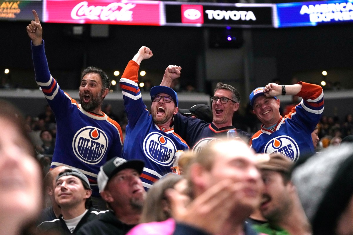 Captan a aficionada mostrando más de la cuenta durante encuentro de la NHL [Video]