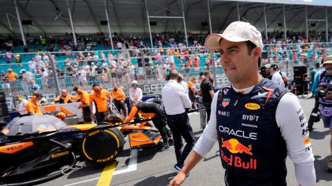 Sergio "Checo" Pérez camina por la parrilla de salida del Gran Premio de Miami.