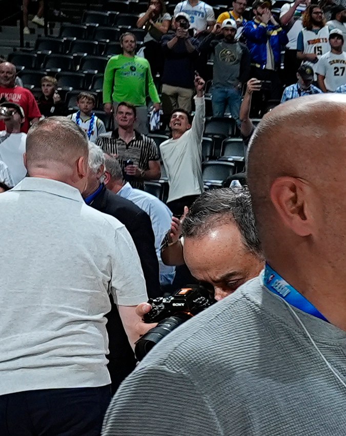 Los propietarios minoritarios de los Minnesota Timberwolves, Marc Lore, izquierda, y Alex Rodríguez celebran después del Juego 7 de una serie de playoffs de segunda ronda de la NBA contra los Denver Nuggets, el domingo 19 de mayo de 2024, en Denver. (Foto AP/David Zalubowski).
