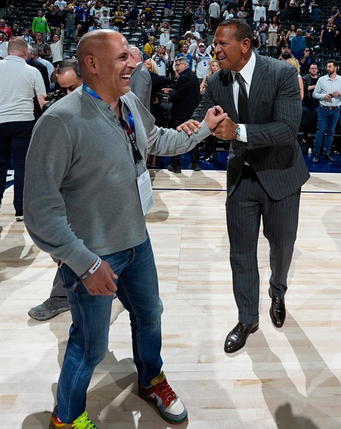 Los propietarios minoritarios de los Minnesota Timberwolves, Marc Lore, izquierda, y Alex Rodríguez celebran después del Juego 7 de una serie de playoffs de segunda ronda de la NBA contra los Denver Nuggets, el domingo 19 de mayo de 2024, en Denver. (Foto AP/David Zalubowski).