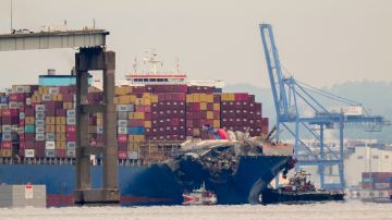 Remolcadores escoltan al carguero Dali después de que fue reflotado en Baltimore.
