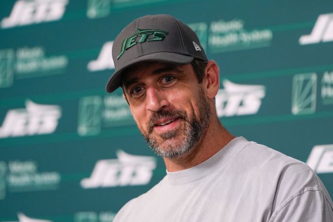 Aaron Rodgers durante una rueda de prensa con New York Jets.