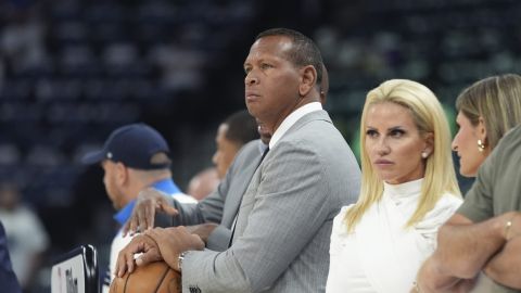 El propietario minoritario de los Minnesota Timberwolves, Alex Rodríguez, observa los calentamientos antes del Juego 1 de las finales de la Conferencia Oeste de baloncesto de la NBA contra los Dallas Mavericks, el miércoles 22 de mayo de 2024, en Minneapolis. (Foto AP/Abbie Parr).