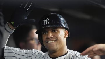 Juan Soto, de los Yankees de Nueva York, sonríe en el dugout después de conectar un jonrón contra los Marineros de Seattle durante la sexta entrada de un juego de béisbol el miércoles 22 de mayo de 2024 en Nueva York. (Foto AP/Frank Franklin II).