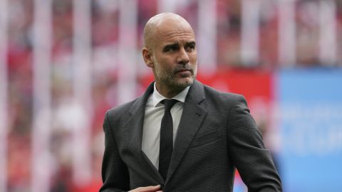 El entrenador del Manchester City, Pep Guardiola, hace un gesto antes del partido de fútbol final de la Copa FA inglesa entre Manchester City y Manchester United en el estadio de Wembley en Londres, el sábado 25 de mayo de 2024. (Foto AP/Kin Cheung).