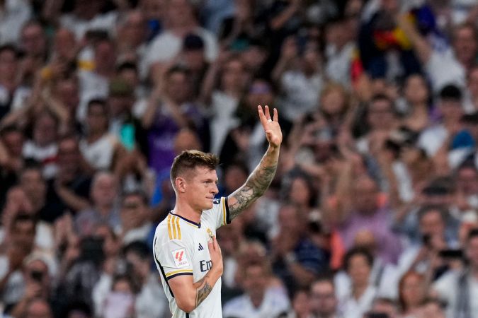 Toni Kroos despidiéndose de la afición del Real Madrid.