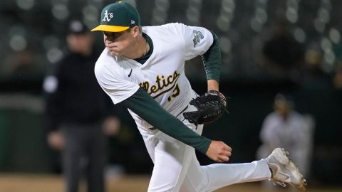 Mason Miller durante un encuentro ante Colorado Rockies.