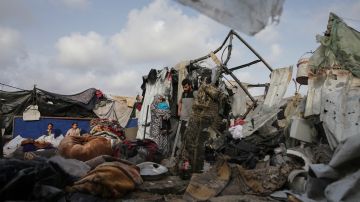 Palestinos desplazados inspeccionan sus tiendas de campaña destruidas por el bombardeo de Israel.