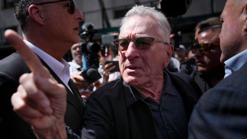 Robert De Niro discute con un partidario de Trump después de hablar con los periodistas en apoyo a Biden frente al juicio penal del republicano.