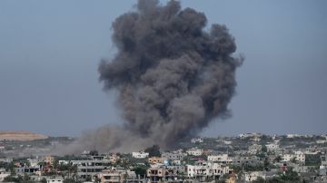 El humo se eleva tras un ataque aéreo israelí en Rafah, Franja de Gaza.