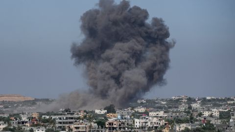 El humo se eleva tras un ataque aéreo israelí en Rafah, Franja de Gaza.