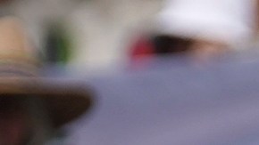 Una mujer sostiene un cartel con un mensaje que dice en español: "Cambiaré mi voto por mi hijo", en referencia a las elecciones presidenciales de este año.