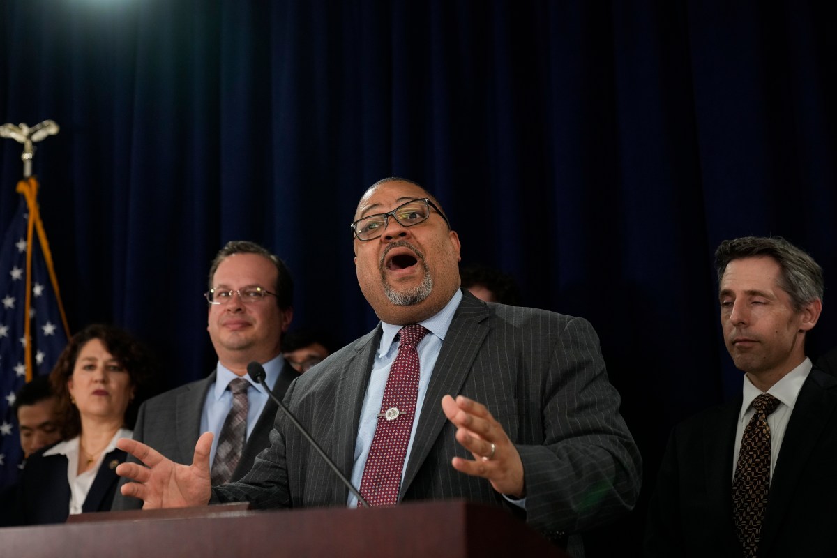 Fiscal Alvin Bragg se opone a solicitud de Trump de levantar orden de silencio tras su juicio