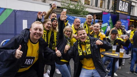 Hinchas del Borussia Dortmund en Londres, Inglaterra.