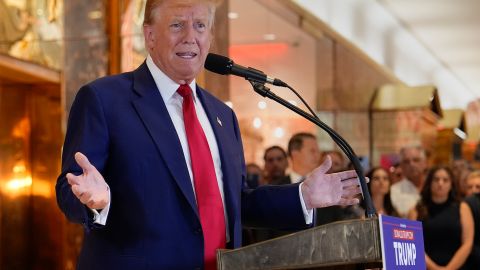 Donald Trump habla durante una conferencia de prensa en la Torre Trump, un día después de que un jurado lo declarara culpable de 34 delitos graves.