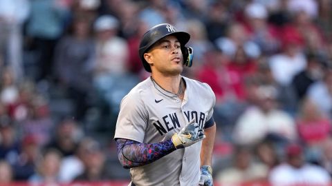 Giancarlo Stanton durante un encuentro ante Los Angeles Angels.