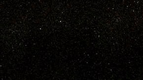 Un miembro de la tripulación camina cerca de una línea de transmisión de agua rota, el sábado 1 de junio de 2024, en Atlanta.