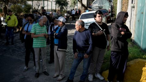 Los votantes hacen fila afuera de un colegio electoral durante las elecciones generales de México.