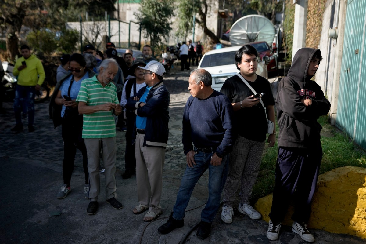 Miles de inmigrantes mexicanos esperan votar en consulados de EE.UU., hay solo 1,500 boletas para los no registrados