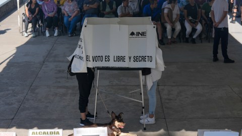 Los electores marcan sus boletas durante las elecciones generales en la Ciudad de México.