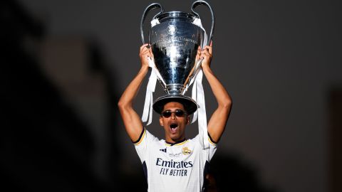 Jude Bellingham alza la UEFA Champions League en la plaza de Cibeles.