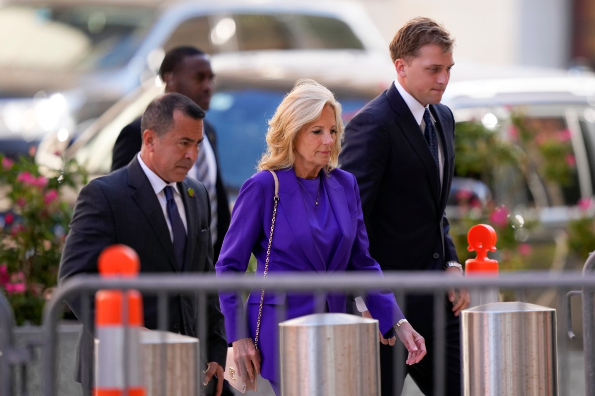 Primera dama Jill Biden se hace presente en juicio de su hijo Hunter Biden por armas de fuego