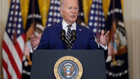 Biden reveló planes para promulgar restricciones significativas inmediatas a los migrantes que buscan asilo en la frontera entre EE.UU. y México.