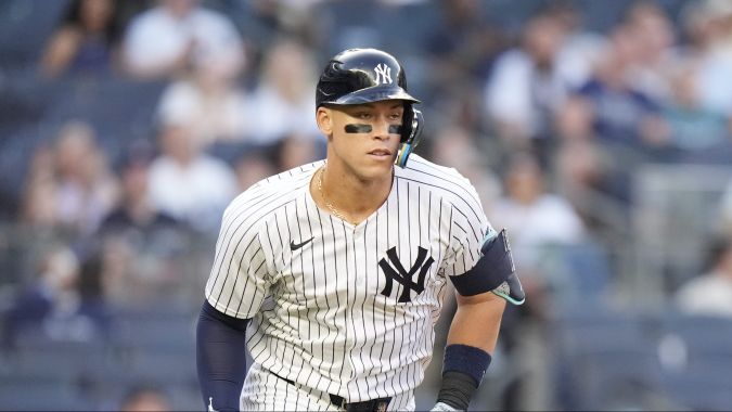 Aaron Judge de los Yankees de Nueva York durante la primera entrada de un juego de béisbol contra los Mellizos de Minnesota, el martes 4 de junio de 2024, en Nueva York. (Foto AP/Frank Franklin II).