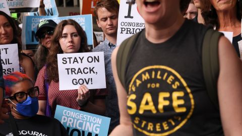 Manifestantes protestaron este miércoles 5 de junio frente a la oficina de la gobernadora  Kathy Hochul, en la ciudad, después que se anunciara que se está retrasando indefinidamente la ‘tarifa de congestión’ para cobrar a los automovilistas peajes elevados para ingresar al centro de Manhattan.