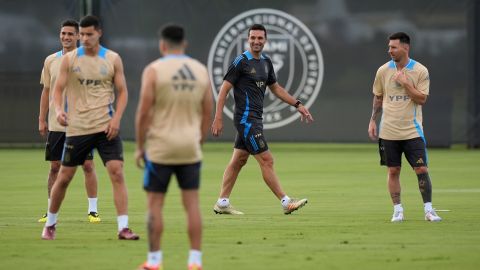 Argentina enfrenta a Perú en el último partido de la fase de grupos de la Copa América.