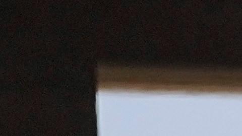 ¿Joe Biden realmente intentó sentarse en una "silla inexistente" durante evento en Francia?