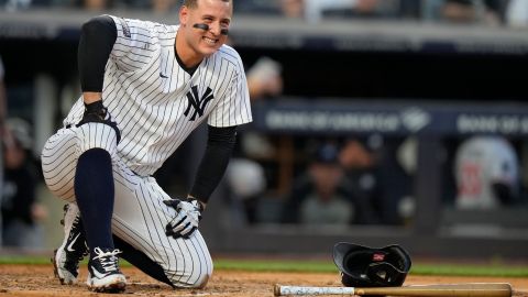 Anthony Rizzo, de los Yankees de Nueva York, reacciona durante un turno al bate.
