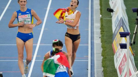 La española Laura García-Caro (R) pierde el tercer lugar de marcha ante la ucraniana Lyudmila Olyanovska.