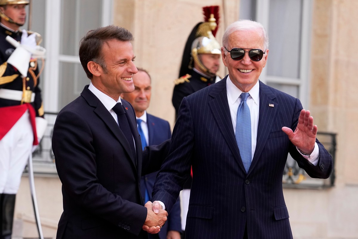 Emmanuel Macron recibe a Joe Biden en el Arco del Triunfo en el inicio de la visita bilateral