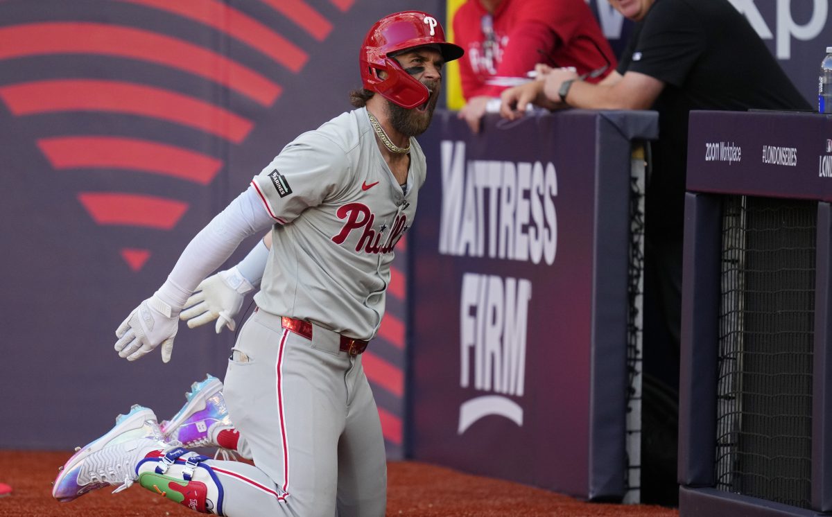 Bryce Harper despachó un cuadrangular en la London Series y lo celebró como un futbolista (Video)