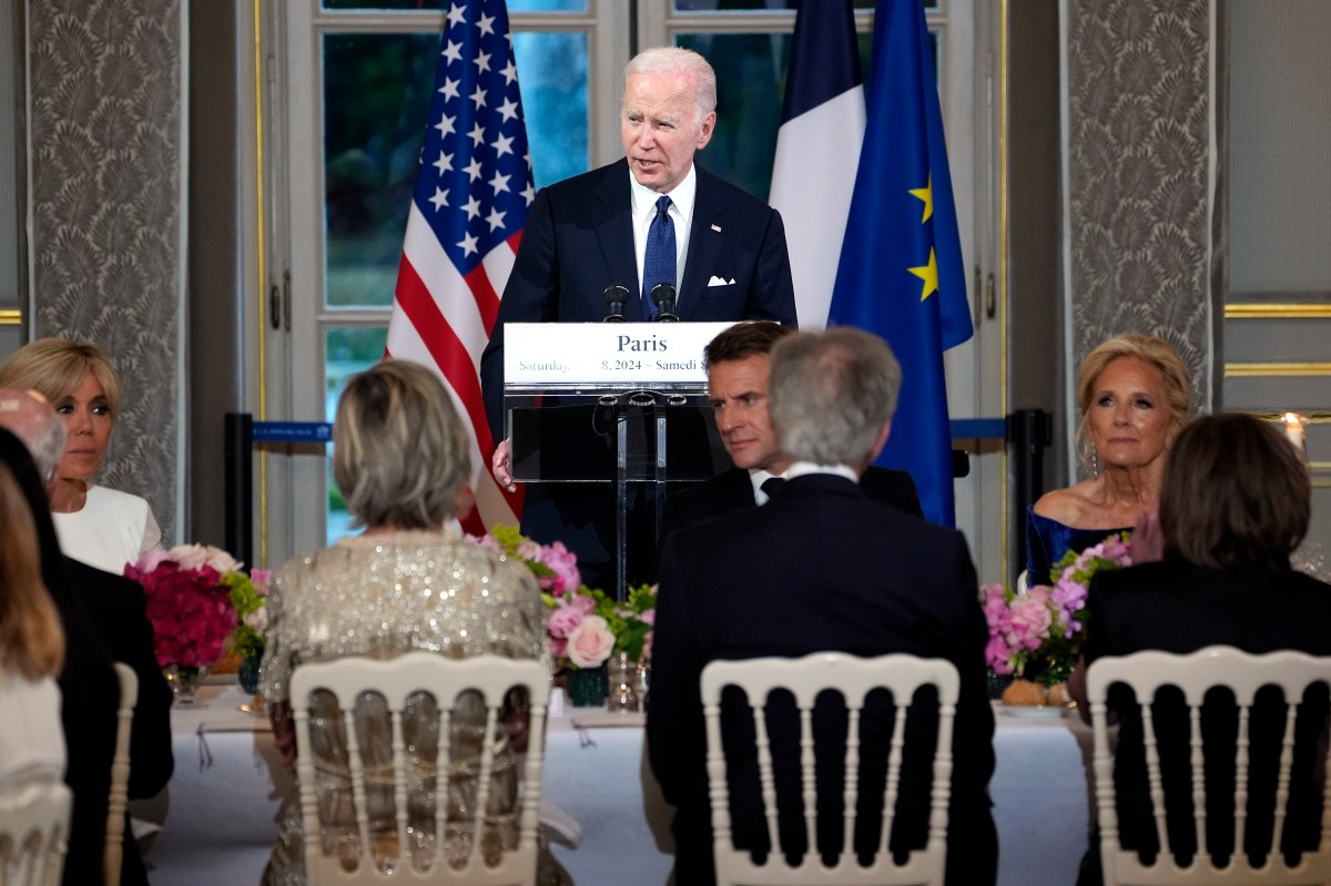 Biden abandona Francia tras conmemoraciones de los 80 años del “Día D” y visita a Macron