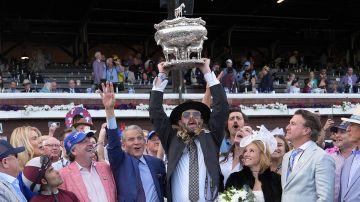 Jayson Werth, centro, sostiene la Copa August Belmont Memorial después de que Dornoch ganara la carrera número 156 de la carrera de caballos Belmont Stakes con el jockey Luis Saez, segundo desde la izquierda, el sábado 8 de junio de 2024, en Saratoga Springs, Nueva York. (AP Photo/Julia Nikhinson).