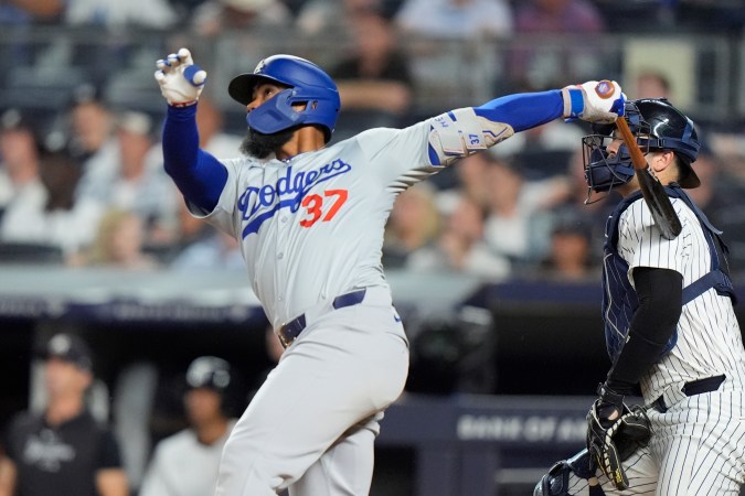 Teoscar Hernández (37), de los Dodgers de Los Ángeles, conecta un grand slam durante la octava entrada de un partido de béisbol contra los Yankees de Nueva York, el sábado 8 de junio de 2024, en Nueva York. (Foto AP/Frank Franklin II)