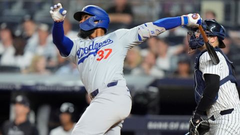 Teoscar Hernández (37), de los Dodgers de Los Ángeles, conecta un grand slam durante la octava entrada de un partido de béisbol contra los Yankees de Nueva York, el sábado 8 de junio de 2024, en Nueva York. (Foto AP/Frank Franklin II)