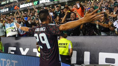 Guillermo Martinez celebra en el amistoso entre México y Brasil.