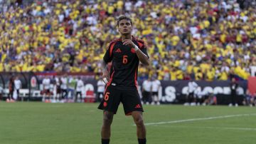 Richard Ríos celebrando gol con la selcción de Colombia.