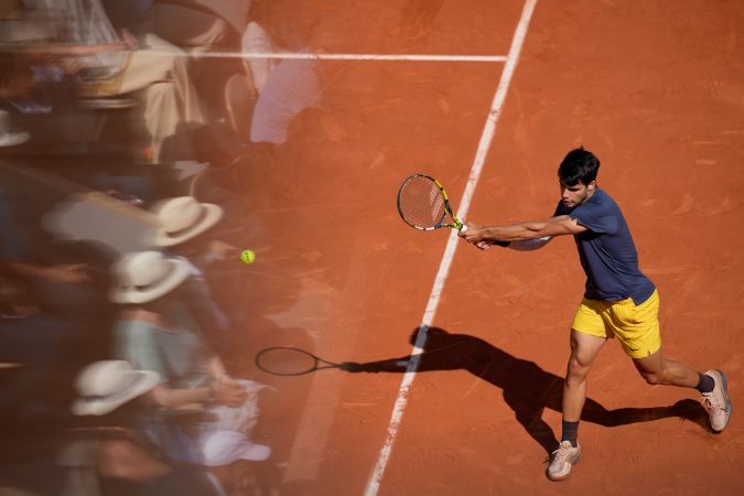 Carlos Alcaraz juega un tiro contra el alemán Alexander Zverev durante la final masculina del torneo de tenis Abierto de Francia en el estadio Roland Garros en París, Francia, el domingo 9 de junio de 2024. (Foto AP Christophe Ena)