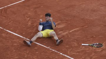 Carlos Alcaraz celebra tras ganar el Roland Garros.