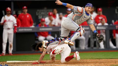 Luis Torrens lanza a primera para terminar el juego ante Phillies con el doble play.